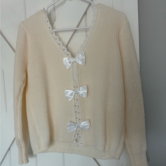 Sweaters - Elegant Cream Sweater with Bow Accents